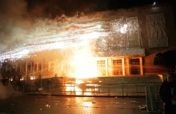 Столица Тирана живет весело, с огоньком.