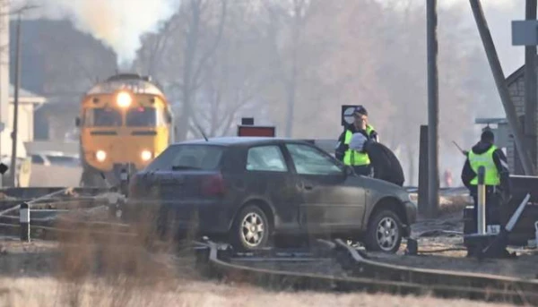 Поезд рядом, а машина всё ещё на рельсах: двое пьяных молодых людей в Мадоне попали в серьёзные неприятности