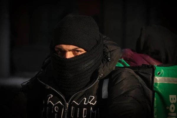 Работают ли курьеры доставки еды из Индии, Пакистана и других стран в Латвии легально и платят ли налоги?