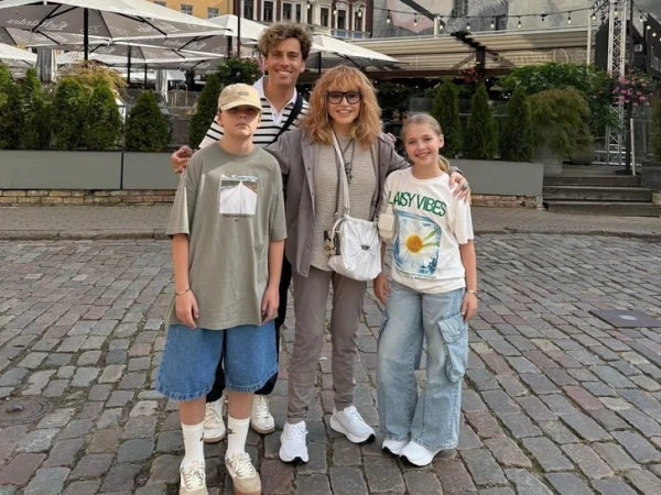 12-летние Лиза и Гарри Галкины стали владельцами роскошного замка в деревне Грязь