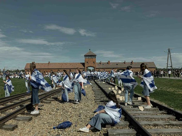 Изображение к статье: У бывшего лагеря смерти этот флаг ранее демонстрировался постоянно.