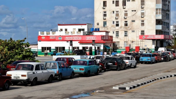 Изображение к статье: На гаванских улицах - очереди за бензином, которого нет.