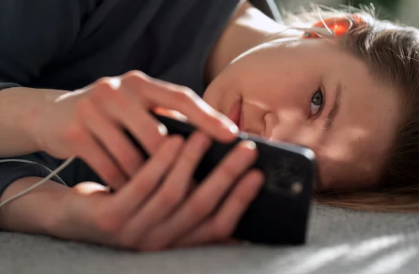 Изображение к статье: Назван главный признак зависимости от телефона