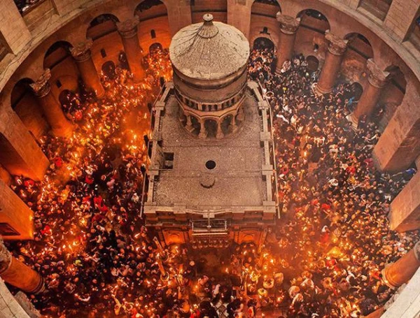 «Долой!?» Израиль запретил христианскому патриарху зайти в храм Гроба Господня