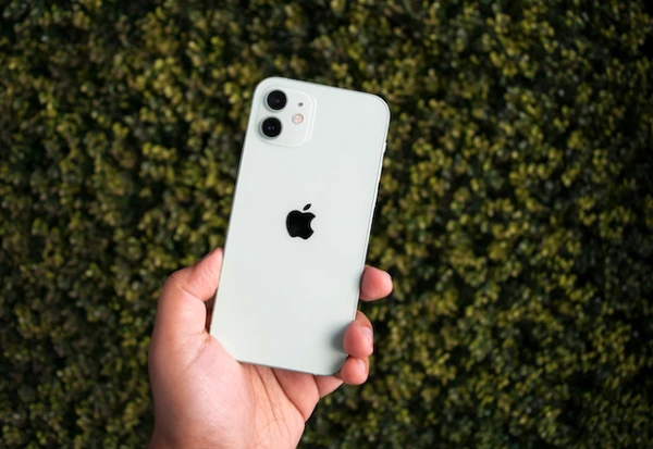 Apple представила iPhone через 50 лет