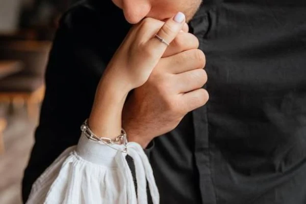 Изображение к статье: Этот опасный поцелуй руки...