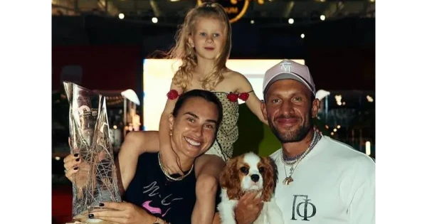 Изображение к статье: Триумф на корте и семейное счастье: Арина Соболенко делится трогательными моментами с женихом и его дочерью