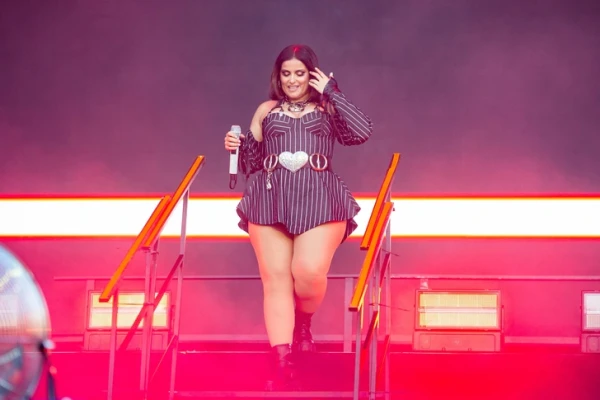 Изображение к статье: Нелли Фуртадо: Дерзкий выход в красном корсете — певица больше не оправдывается за свою фигуру