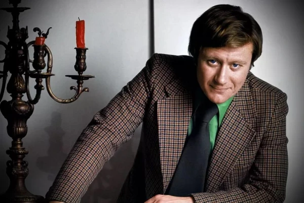 Внук Миронова показал новые фото: сходство с легендарным дедом обсуждают в сети