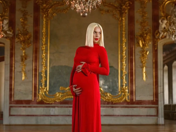 Саманта Тина сообщила о беременности в день своего рождения