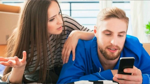 Когда телефон важнее человека: чем опасен фаббинг