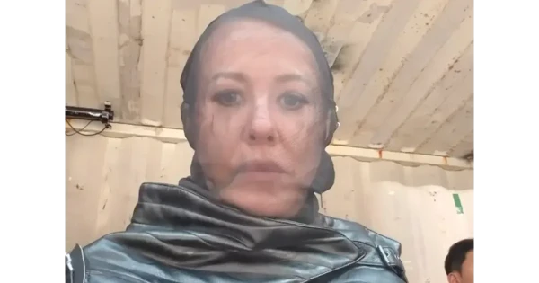 Изображение к статье: «Замуровали демоны»: Эпатажный образ Ксении Собчак в Шанхае вызвал бурные споры и сравнения