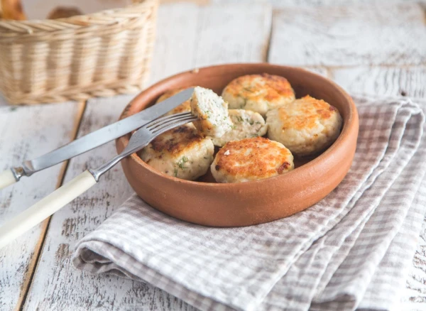 Изображение к статье: Нежные рыбные котлеты с творогом и сыром: простой рецепт в духовке