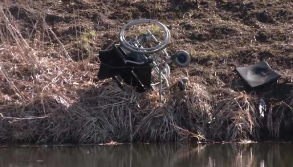 Как он оказался в пруду? В Риге при загадочных обстоятельствах утонул инвалид в коляске