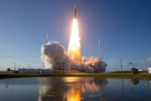 Корабль миссии Artemis II вышел на траекторию к Луне