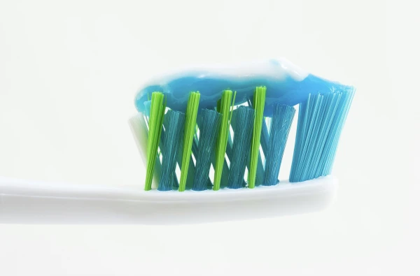 У женщины разнесло рот после чистки зубов