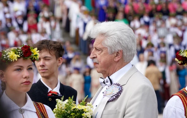 Главный дирижёр Арвид Платперс возмущён: учителя в Латвии не умеют петь гимн