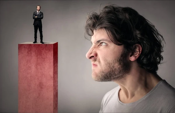 Скрытая зависть: 7 фраз, которые выдают недоброжелателя