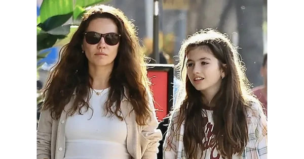 Изображение к статье: Редкий кадр: Мила Кунис впервые за долгое время вышла в свет с 11-летней дочерью от Эштона Кутчера