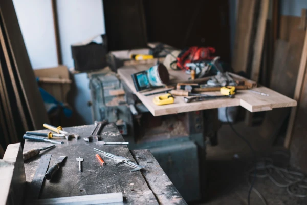 Изображение к статье: «Оставил вещи и ушел...»: рижане не знают, как поступить с чужим имуществе в своем подвале