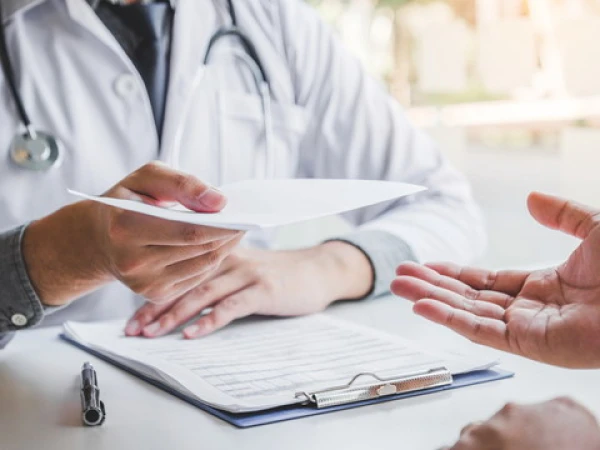 Больной? Иди отсюда! В Латвии истекает срок медицинских направлений, распечатанных на бумаге