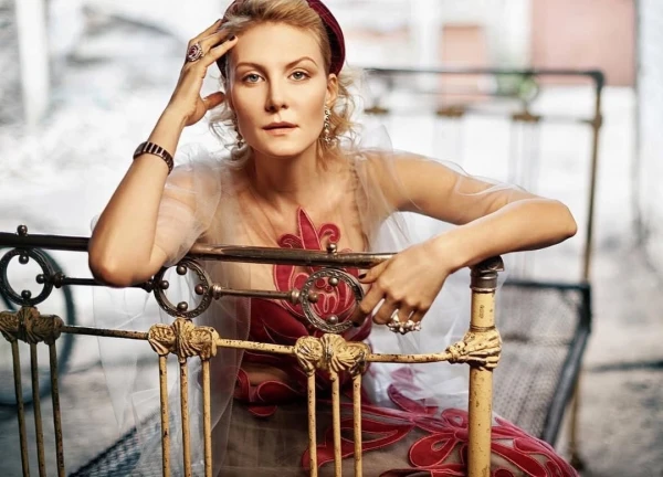 Изображение к статье: «Будто вне времени»: Рената Литвинова поразила образом в ультраоблегающем комбинезоне