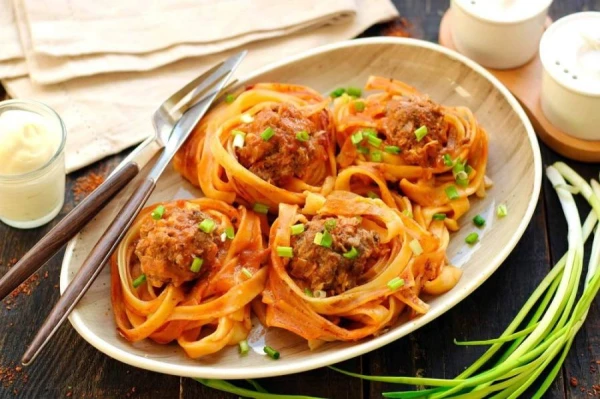 Приготовление аппетитных гнезд из макарон и мясного фарша за 30 минут