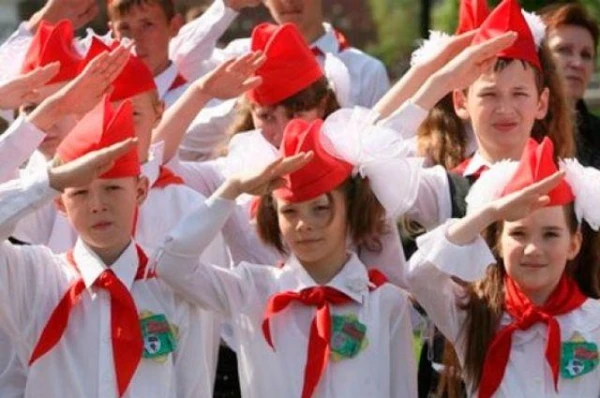 Пионеры здесь больше не живут, да и пенсионеров не густо - в поселке десоветизировали улицу