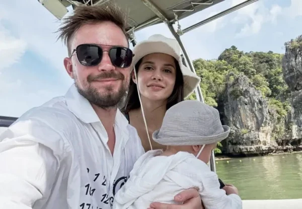 Изображение к статье: Редкие фото: как Петров и его жена отметили год сына