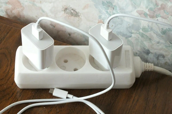 Оставляете зарядку в розетке? Вот чем это может обернуться