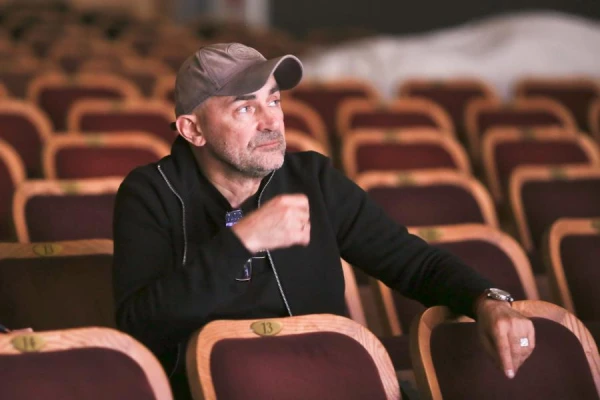 Режиссер Голомазов ушел из театра Чехова из-за недостаточного знания языка