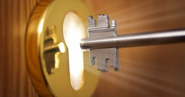 Изображение к статье: Срочно вынимаем ключ! Почему оставленный в замке на ночь ключ — это не защита, а подарок для вора