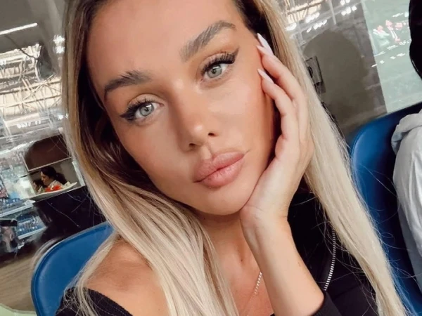 Красная дорожка не выдержала: Седокова вышла в платье со шнуровкой и затмила всех