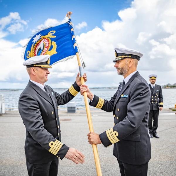 Адмирал Иво Варк - справа. (фото минобороны Эстонии)