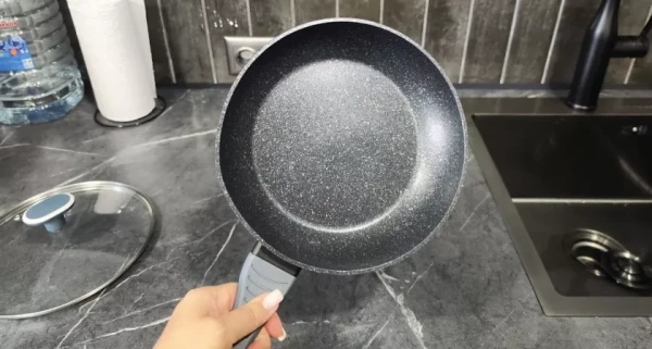 Изображение к статье: Без агрессивной химии и царапин: закиньте в сковороду обычный чай и забудьте про чистку