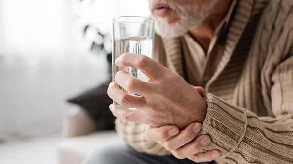 Дрожь, скованность, хроническая усталость: как не упустить первые тревожные звоночки болезни Паркинсона?