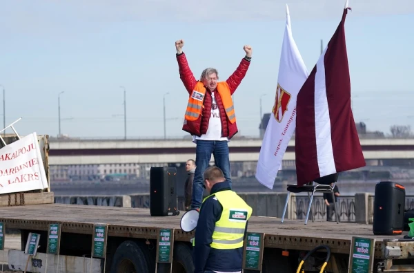 Изображение к статье: «Мы не рабы»: в Риге протестуют сотни таксистов (фото)