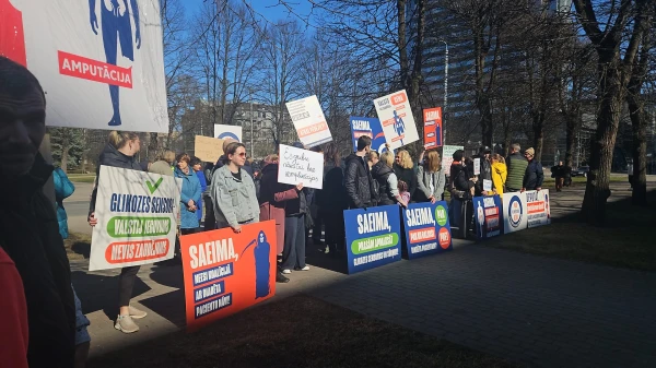 «Хотим жить!»: под окнами правительства Латвии собрались больные люди