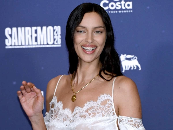 Ирина Шейк поразила поклонников элегантным образом с открытой спиной