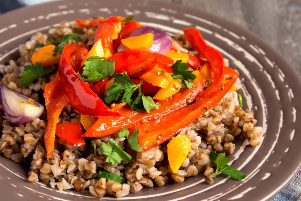 Эти 6 сочетаний продуктов удваивают пользу витаминов — проверьте свой рацион (+ рецепт)