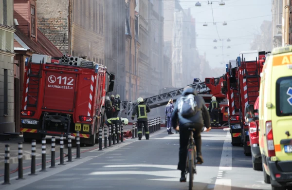 Пожар повышенной опасности: в Риге на улице Бруниниеку 30 пожарных тушат один дом
