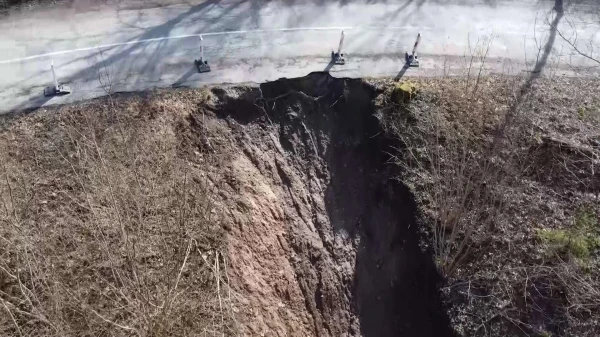 Изображение к статье: Опасный оползень в Талсском крае; дорожные службы месяцами не устраняют последствия