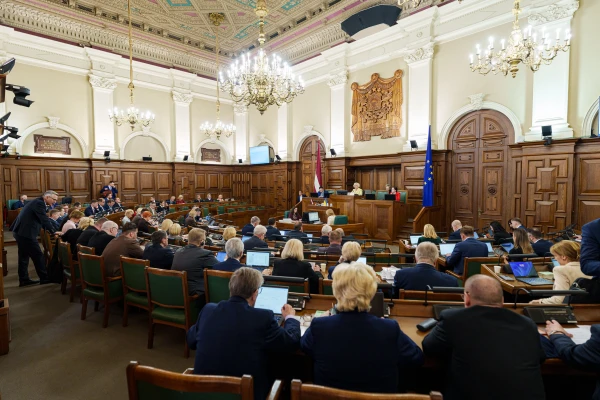 Силиня добилась своего: Сейм проголосовал за кредит для airBaltic