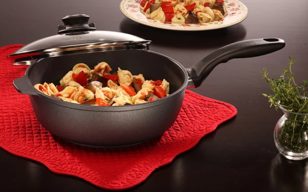 Невероятно, но вкусно: салат с пельменями, который хочется готовить снова