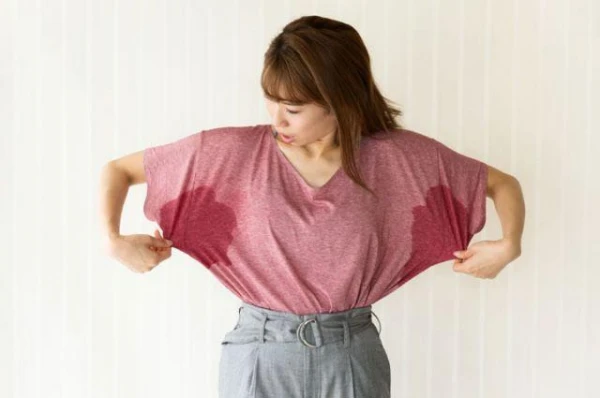 Изображение к статье: Действительно ли ушная сера, перхоть и пот помогают организму избавиться от токсинов?