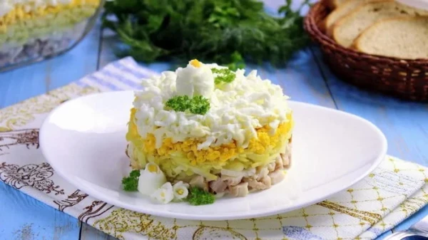 Нежный и аппетитный салат «Невеста»: пошаговый рецепт яркого блюда