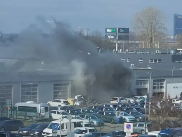 Изображение к статье: В Риге из-за пожара из здания сервиса эвакуировались 100 человек