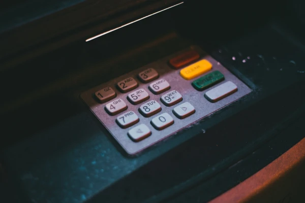 А вы побежите к банкомату? Некоторые банковские карты перестанут работать в Латвии уже 21 апреля