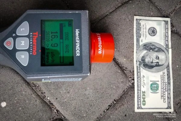 Изображение к статье: Стодолларовый шок на границе: Украинка с «фонящей» купюрой подняла тревогу