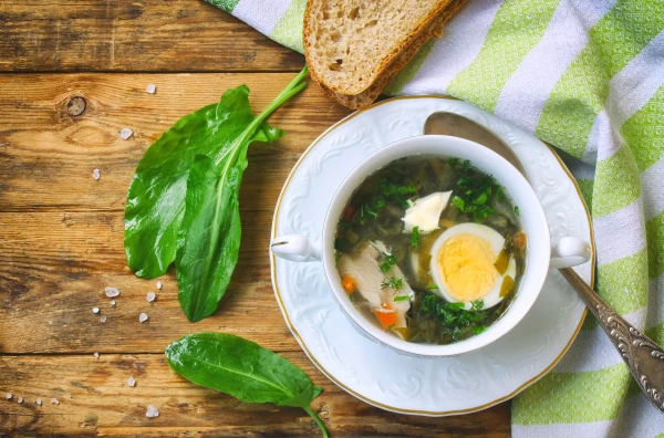 Изображение к статье: Приготовление супа с щавелем и яйцом на курином бульоне